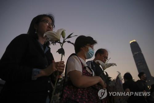 고인 추모하는 꽃을 든 홍콩 시민들