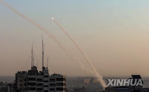 가자지구에서 이스라엘을 향해 날아가는 로켓포