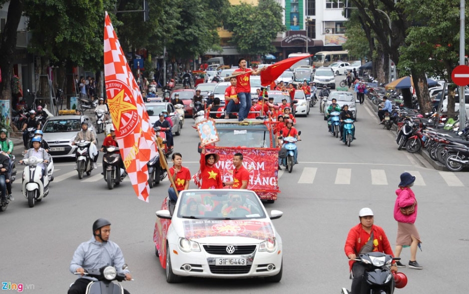 베트남 축구팬들, 경기 전부터 열띤 응원