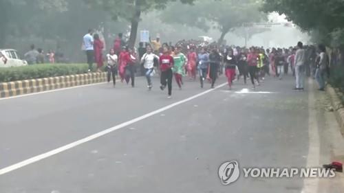 14일 심각한 대기오염 속에서 열린 인도 뉴델리 어린이 자선 달리기 대회. [로이터=연합뉴스]