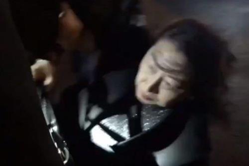 시위대에 둘러싸인 테레사 청 홍콩 법무 장관