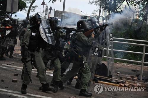 최루탄을 쏘는 홍콩 경찰 [AFP=연합뉴스 자료사진]