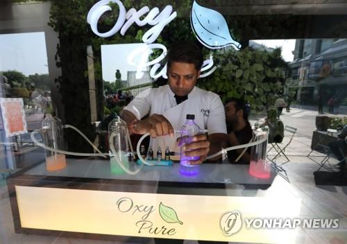 '가스실' 인도 뉴델리에 등장한 산소 카페 '옥시 퓨어' [EPA=연합뉴스]