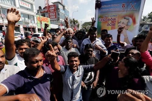 고타바야 라자팍사 스리랑카 전 국방부 차관의 대선 승리를 기뻐하는 지지자들. [로이터=연합뉴스]