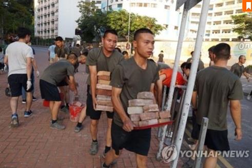 홍콩 시위대가 도로에 설치한 장애물을 치우는 홍콩 주둔 인민해방군