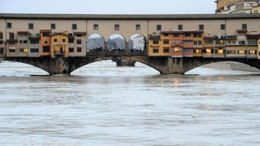 폭우로 피렌체를 관통하는 아르노강 수위가 상승하며 강물이 피렌체 명소 베키오다리의 교각 상단까지 차올랐다. [ANSA 통신]