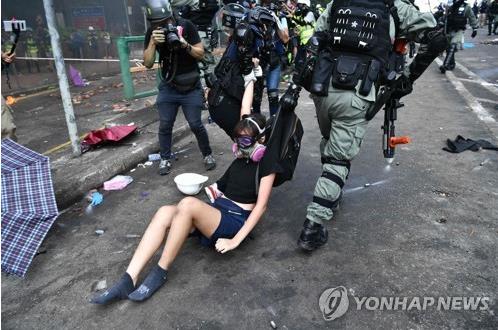 시위 참여자를 끌고가는 홍콩 경찰