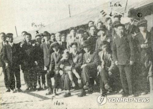 재법한국민회가 1920년 3월 1일 프랑스 쉬프에서 개최한 3·1운동 1주년 기념식. 프랑스 유학생 나기호의 회고록 '비바람이 몰아쳐도'(1982·양서각)에 수록된 사진이다.
