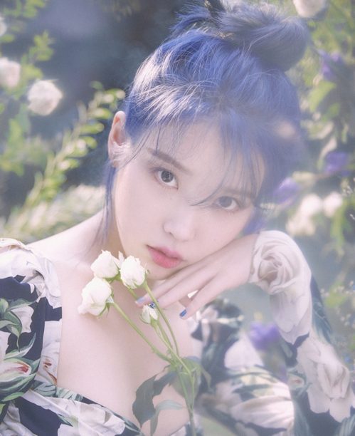 아이유 미니 5집 '러브 포엠'