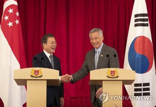웃으며 악수하는 한·싱가포르 정상