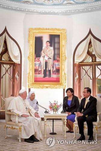 쁘라윳 총리 환담에서 교황 통역을 맡은 시보리 수녀(뒷편 흰옷)