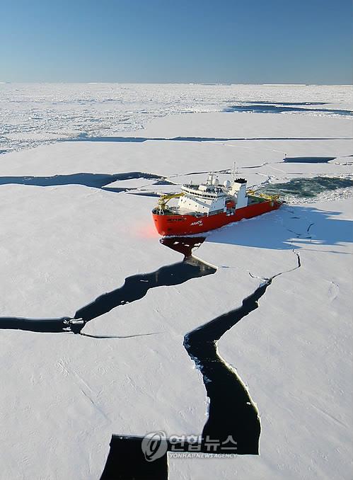 쇄빙연구선 아라온호가 2010년 1월 남극 해상에서 얼음을 깨며 운항하고 있다. [연합뉴스 자료사진]