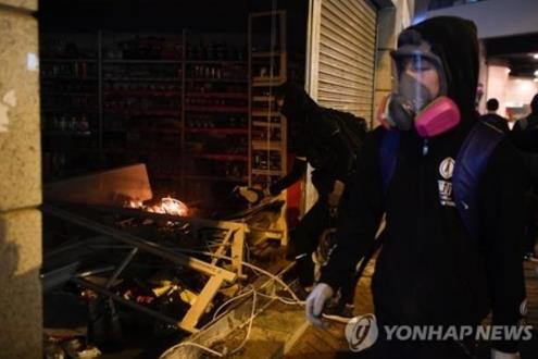 중국계 점포 공격하는 홍콩 시위대