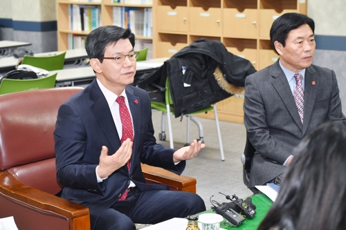 질문에 답하는 이석문 교육감