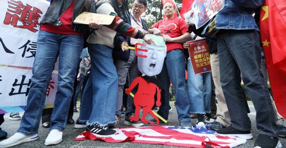 홍콩서 성조기를 밟고서 '홍콩인권법' 반대 시위를 벌이는 친중 시위대