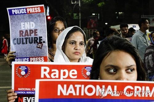 인도 동부 콜카타에서 성폭행 근절 등을 주장하며 시위를 벌이는 여성들. [AP=연합뉴스]
