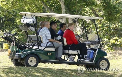 지난 5월 일본 지바에서 골프 카트를 타고 함께 이동하는 트럼프 미국 대통령(오른쪽)과 아베 일본 총리(트럼프 대통령 옆 자리) [EPA=연합뉴스] 