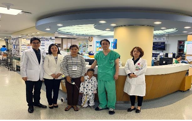 서울대학교 어린이병원 의료진과 환아 및 환아보호자 단체사진