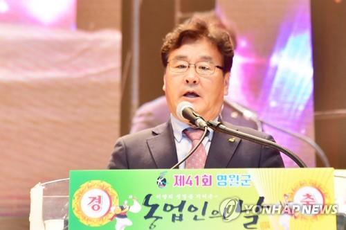 영월군 농업인의 날에서 축사하는 최명서 영월군수