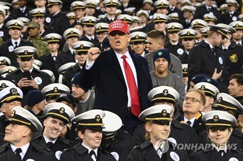트럼프 대통령이 14일 필라델피아에서 열린 미국 육사와 해사의 풋볼 라이벌전에서 해사 생도 틈에 섞여 응원을 펼치고 있다. [AFP=연합뉴스] 