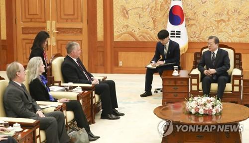 문 대통령, 미국대북정책 특별대표 접견