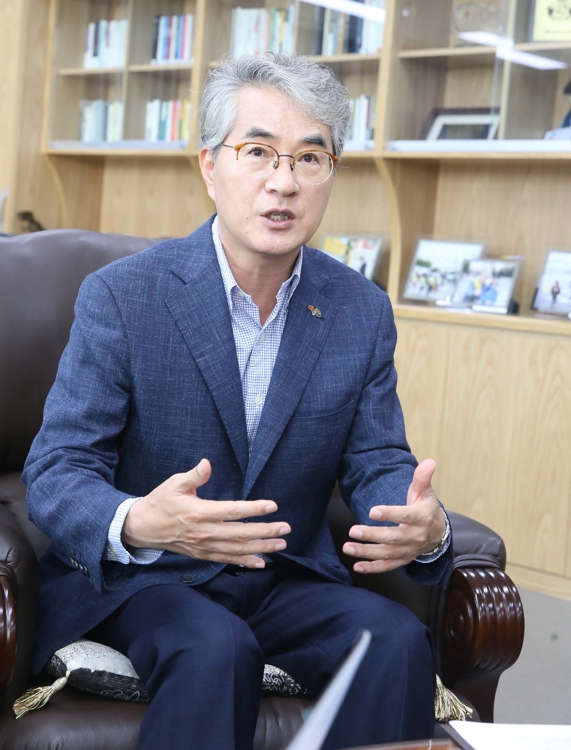인터뷰하는 박종훈 경남교육감