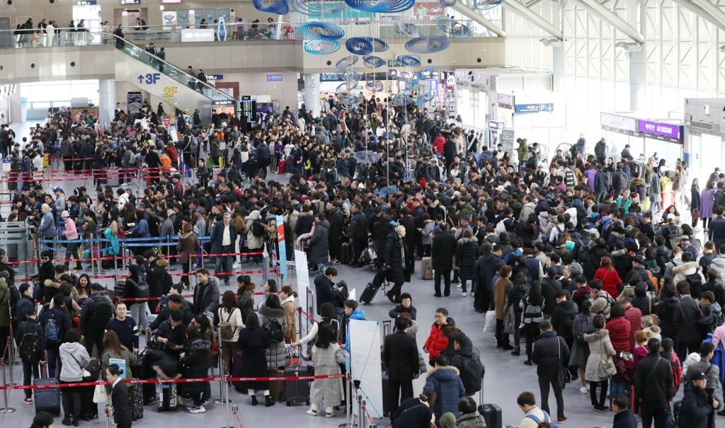 3일 오전 이용객들로 붐비는 김해공항 국제선 출국장
