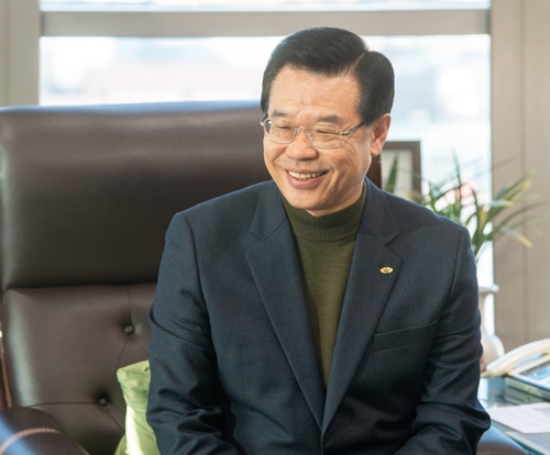 인터뷰하는 성장현 용산구청장