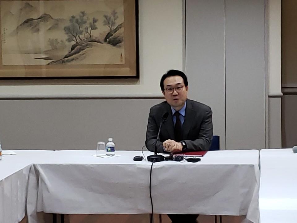 간담회를 하는 이도훈 본부장
