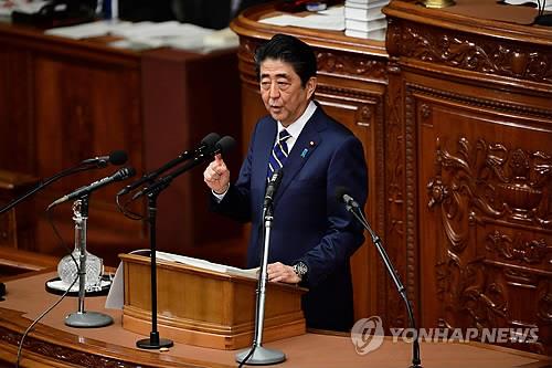 지난해 1월 28일 시정연설하는 아베 총리