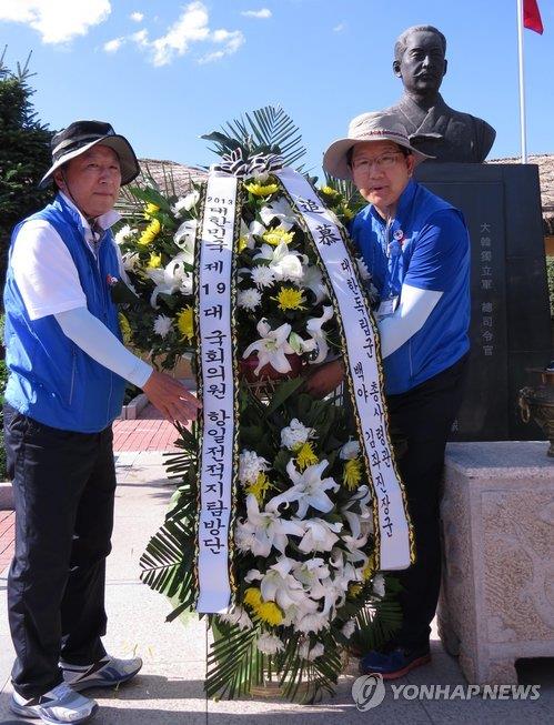 2013년 7월 새누리당 홍일표(왼쪽), 권성동 의원이 중국 헤이룽장성 하이린시 김좌진 장군 순국지에서 헌화하고 있다. [연합뉴스 자료사진] 