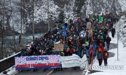 다보스까지 50km를 도보로 행진 중인 기후 활동가들