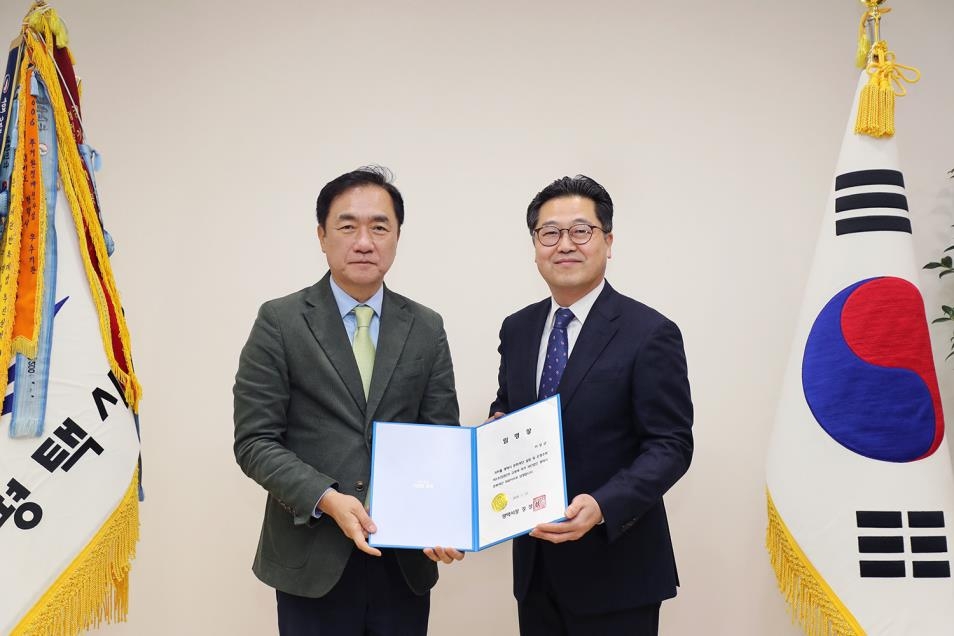 이상균 초대 평택시문화재단 대표이사(오른쪽)