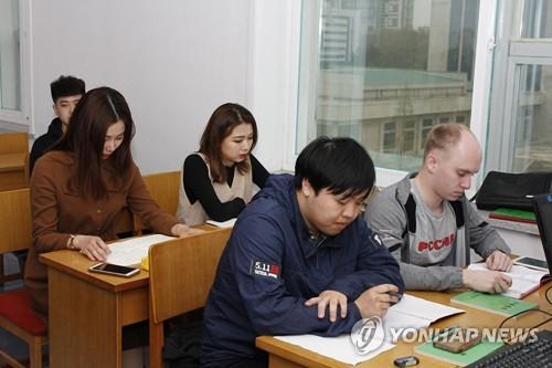 김일성종합대학 홈페이지에 공개된 유학생들의 모습