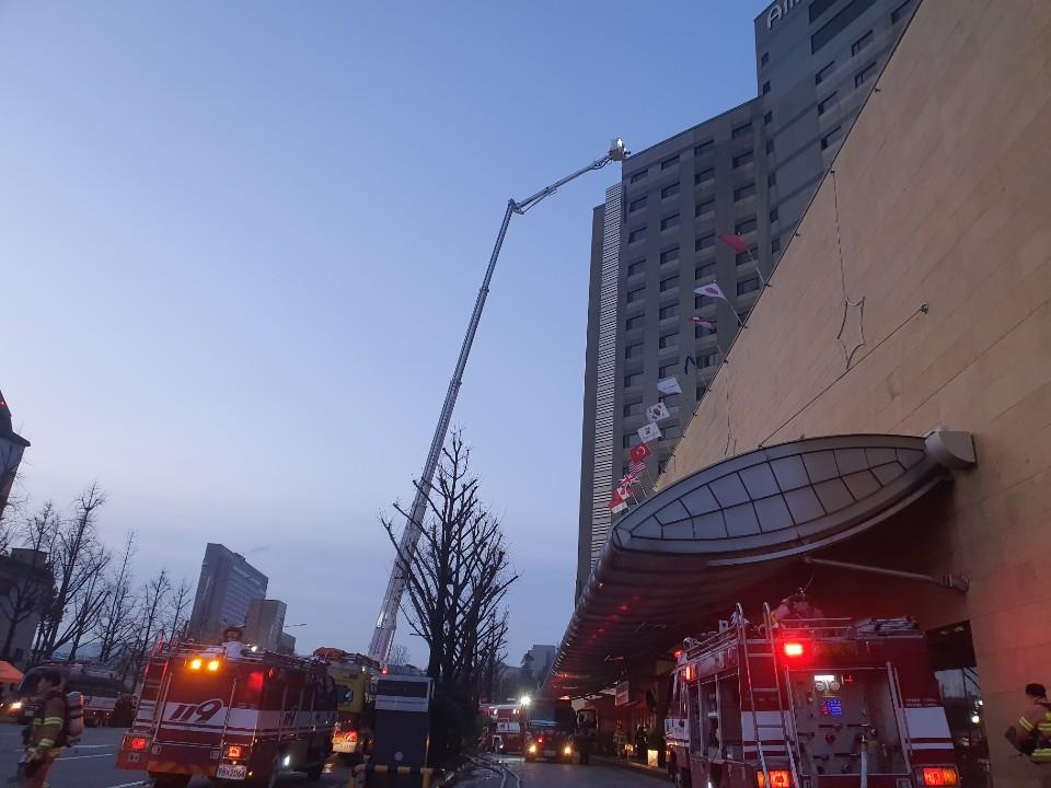 26일 오전 4시 51분께 서울 중구 장충동 그랜드 앰배서더 호텔에서 불이나 연기를 들이마신 투숙객과 호텔직원 37명이 병원으로 옮겨졌다. [촬영 권희원]
