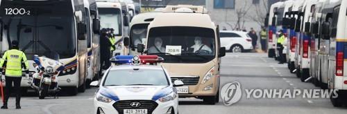 우한 교민들 '임시 격리시설로' (진천=연합뉴스) 김주형 기자 = 신종 코로나바이러스 감염증 발원지인 중국 후베이성 우한과 인근 지역에서 철수한 교민과 유학생을 태운 버스가 지난달 31일 오전 수용 시설인 충북 진천 국가공무원인재개발원으로 들어가고 있다. 2020.1.31 kjhpress@yna.co.kr(끝)