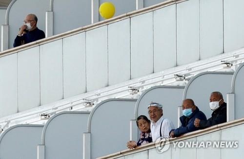 (요코하마 로이터=연합뉴스) 일본 자위대가 10일 '다이아몬드 프린세스' 승선자 가운데 신종코로나 감염자 이송 준비를 하는 것을 승객들이 지켜보고 있다. jsmoon@yna.co.kr
