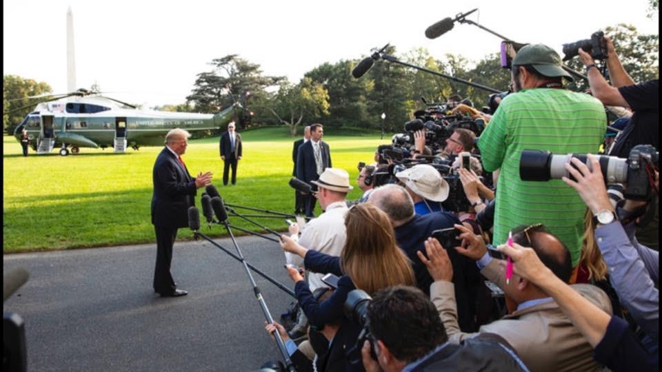 트럼프 대통령 사진 촬영하는 문 기자(녹색 티셔츠를 입고 셔터를 누르고 있다)