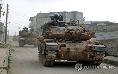 시리아 알레포 주(州) 서부 외곽에 배치된 터키군 전차