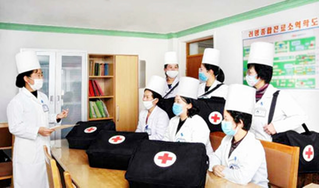 마스크 착용한 북한 대성구역 진료소 근로자들