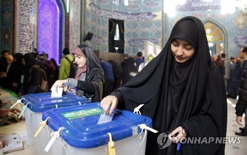 21일 오전 투표하는 이란 시민