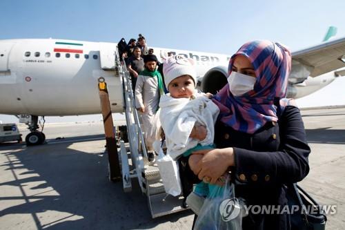 이란을 출발해 이라크 나자프에 도착한 이라크 승객들 