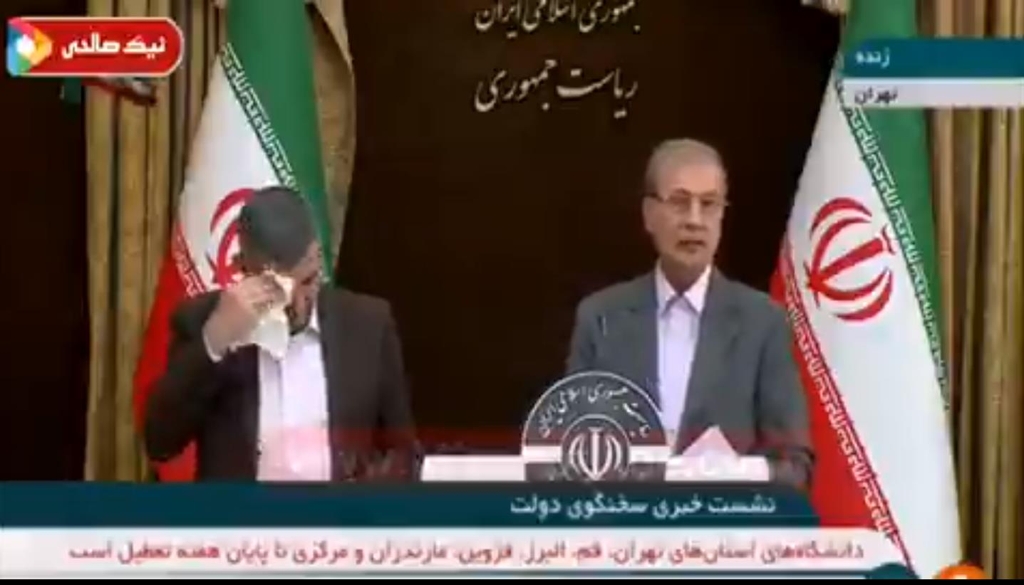 24일 기자회견에서 땀을 닦는 이란 보건차관(좌)과 이란 정부 대변인