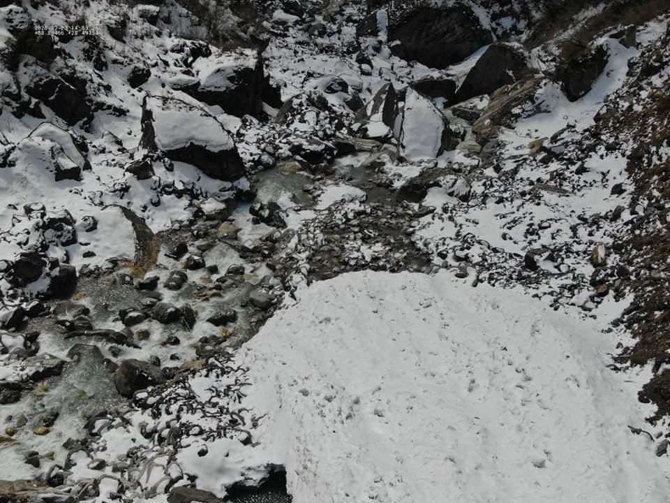 KT 네팔 정보통신기술(ICT) 구조대의 드론이 2월 23일 안나푸르나 한국인 눈사태 사고 현장을 촬영한 사진. [KT 네팔 ICT 구조대 제공=연합뉴스]