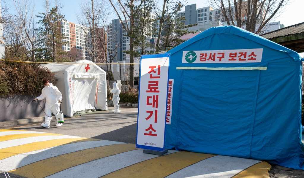 강서구 이대서울병원 앞에 설치된 드라이브스루 선별진료소