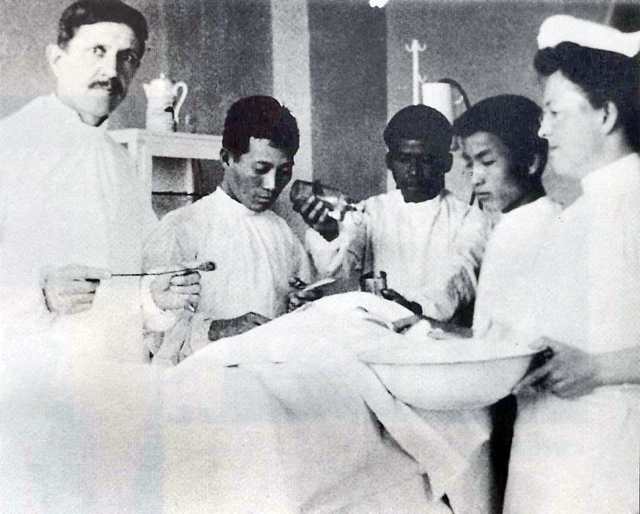 존슨 제중원 원장(맨 왼쪽)이 1908년 의학도를 선발해 근대 의술을 가르치고 있다. [동산의료원 제공]