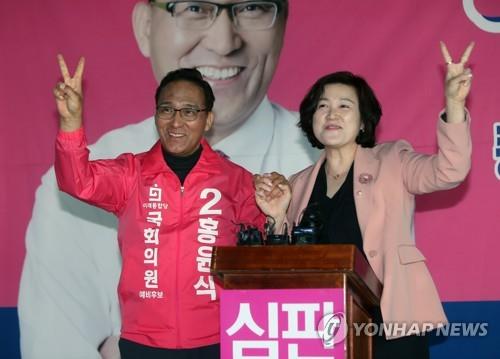 (강릉=연합뉴스) 이해용 기자 = 미래통합당 강릉선거구에서 공천 배제된 이영랑(오른쪽) 한국이미지리더십센터 대표가 17일 강릉 홍윤식 선거 사무실에서 홍 후보 지지를 선언하고 있다. 2020.3.17