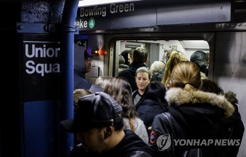 붐비는 뉴욕 지하철(자료사진)