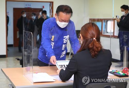총선 후보 등록하는 김부겸 (대구=연합뉴스) 김현태 기자 = 제21대 총선에서 대구 수성갑에 출마하는 더불어민주당 김부겸 후보가 26일 오전 대구 수성구선거관리위원회에서 후보 등록을 하고 있다. 2020.3.26 mtkht@yna.co.kr(끝)