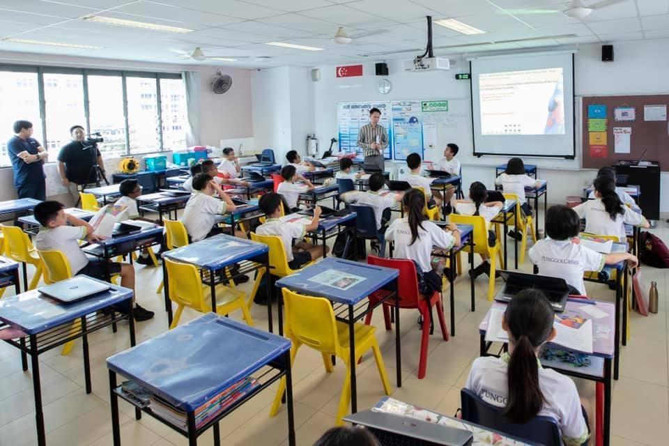 '시험 대형'으로 앉아 수업을 받는 싱가포르 한 초등학교 학생들